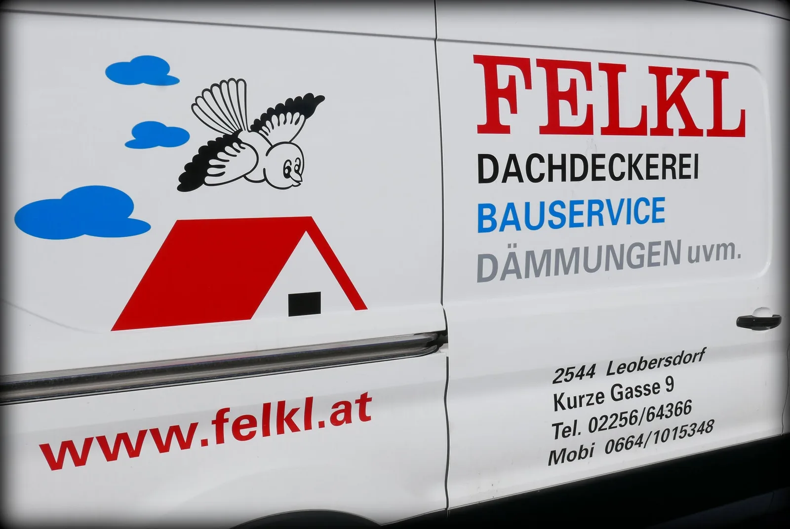 Firmenwagen der Dachdeckerei Felkl mit Logo, Adresse in Leobersdorf und Telefonnummern